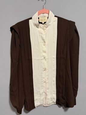 NWT- Tuckernut X India Hicks- Women’s Brown and Ivory Blouse- Size M